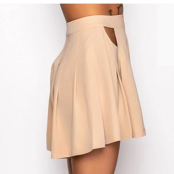 LIBRA RISING HIGH WAISTED PLEATED CUTOUT SHORT IN BEIGE - Picture 3 of 9